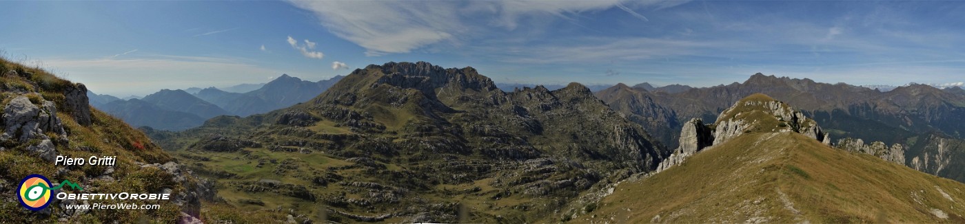 69 Vista panoramica verso la Cornetta e Tre Signori a dx e Zuccone Campelli a sx .jpg